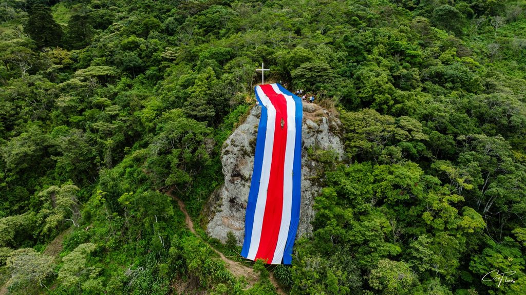 La Piedra de Aserrí con la bandera