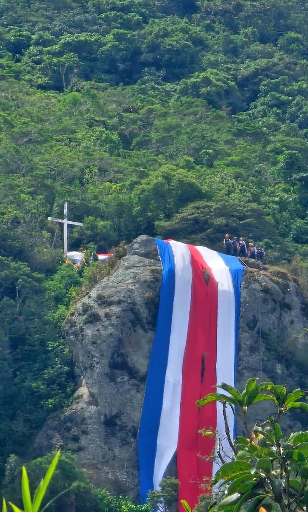 Bandera de Costa Rica colocada sobre la Piedra de Aserrí